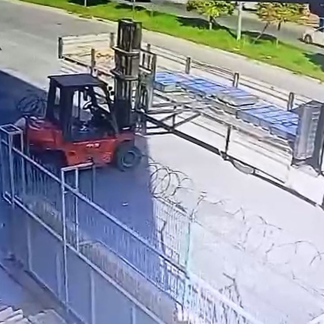Bisikletiyle ilerlerken forkliftin çatalına çarpıp ağır yaralandı; kaza anı...