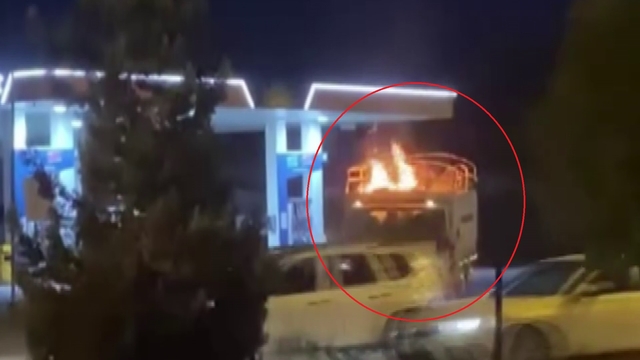 Alev alan kamyonet, girdiği akaryakıt istasyonunda söndürüldü