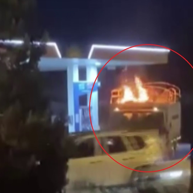 Alev alan kamyonet, girdiği akaryakıt istasyonunda söndürüldü