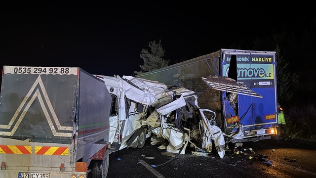 Mersin'de tarım işçilerini taşıyan minibüsün tıra çarptığı kazada 3 kişi öldü, 16 kişi yaralandı