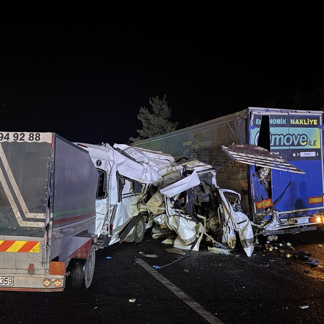 Mersin'de tarım işçilerini taşıyan minibüsün tıra çarptığı kazada 3 kişi öl...