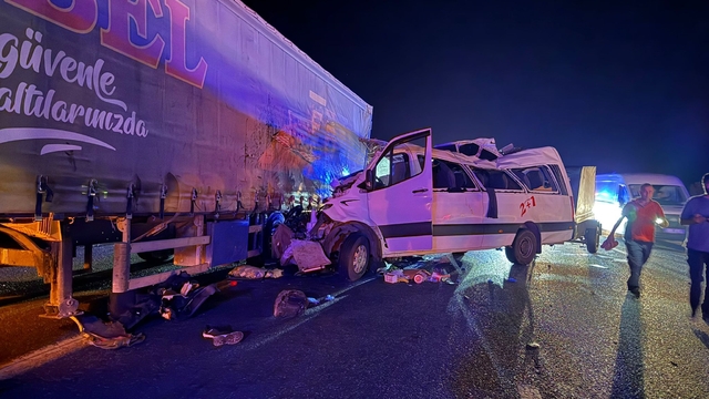 Tarım işçilerini taşıyan minibüs çekiciye çarptı; 3 ölü, 16 yaralı