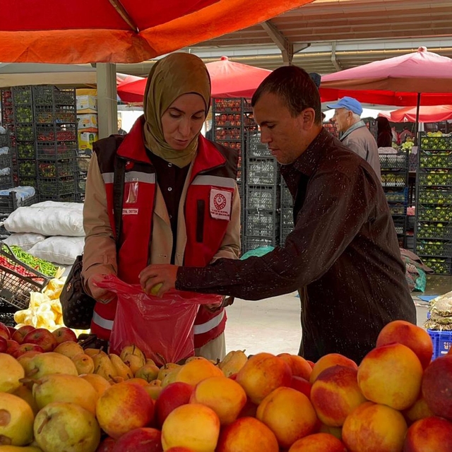 Engelliler pazarda alışveriş yaptı, ihtiyaç sahibi ailelerin evlerine tesli...