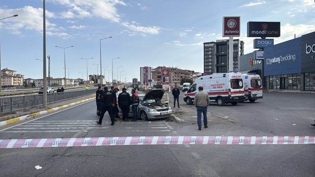 Sivas'ta iki otomobilin çarpıştığı kazada 1 kişi öldü, 3 kişi yaralandı