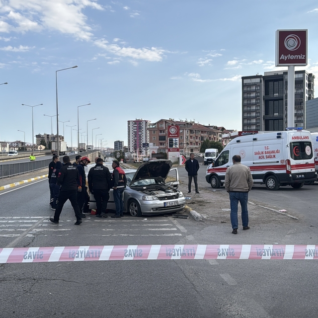 Sivas'ta iki otomobilin çarpıştığı kazada 1 kişi öldü, 3 kişi yaralandı