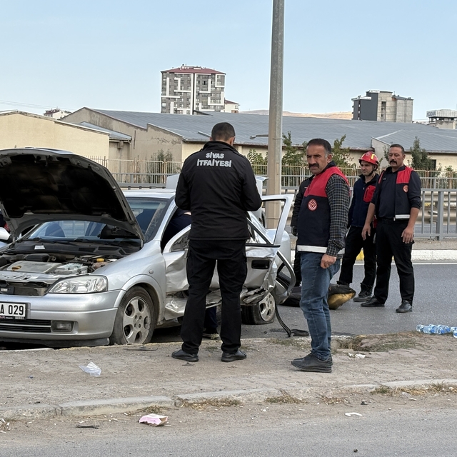 Sivas'ta iki otomobil çarpıştı: 1 ölü 3 yaralı