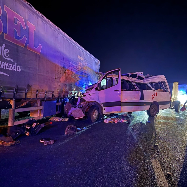 TIR'a arkadan çarpan minibüste ölen işçilerin kimlikleri belli oldu