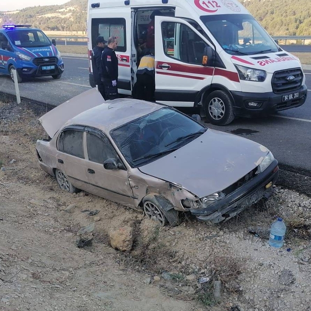 Uşak'ta şarampole düşen otomobildeki 4 kişi yaralandı
