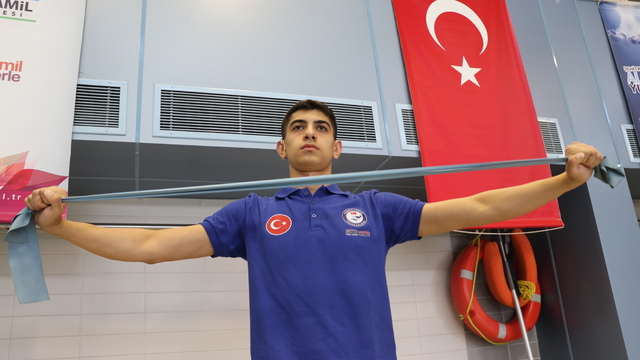 İşitme engelli milli yüzücü olimpiyatlarda "ses" getirmek istiyor