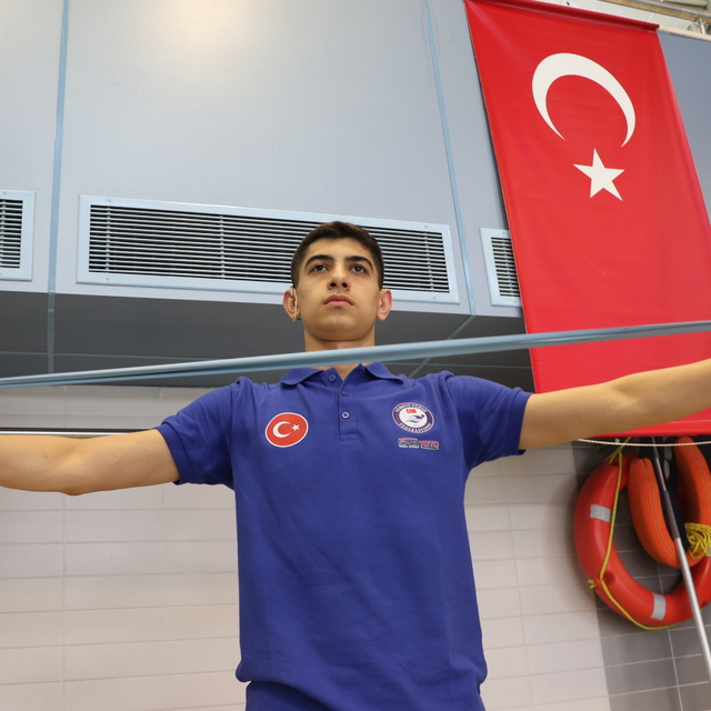 İşitme engelli milli yüzücü olimpiyatlarda "ses" getirmek istiyor