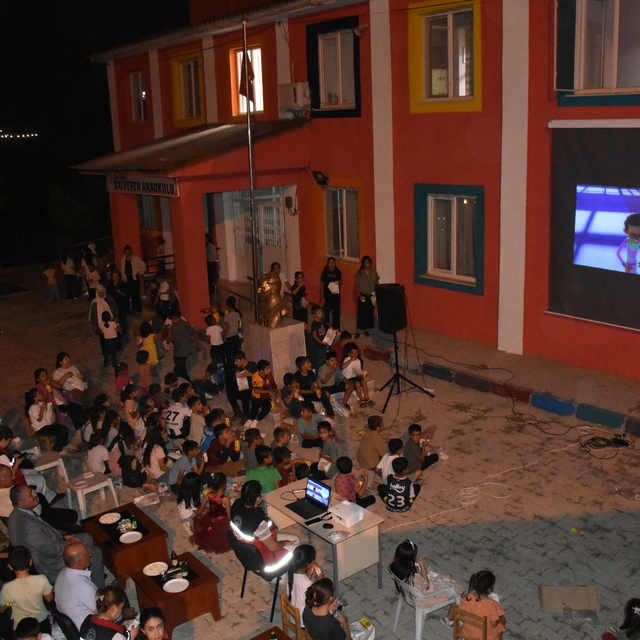 Şırnak'ta kırsaldaki yaklaşık 4 bin 500 çocuk açık havada sinema ile buluşt...