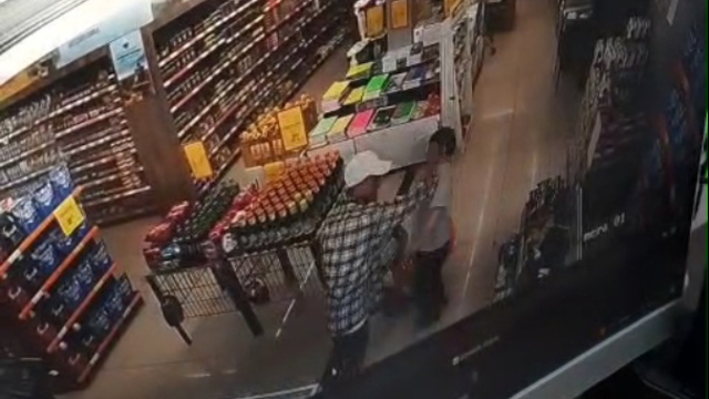 Markette otizmli çocuğa vurup düşürdü; o anlar kamerada