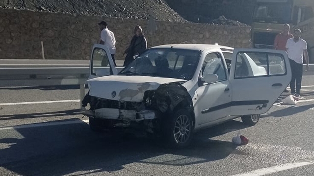 Erzincan'da bariyere çarpan otomobildeki 2'si çocuk 5 kişi yaralandı