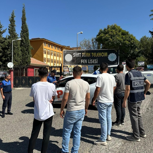 Siirt'te okul önlerinde denetim yapıldı