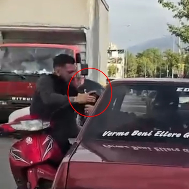 Trafikte kavga ettiği motosikletlinin kaskını aldı; o anlar kamerada