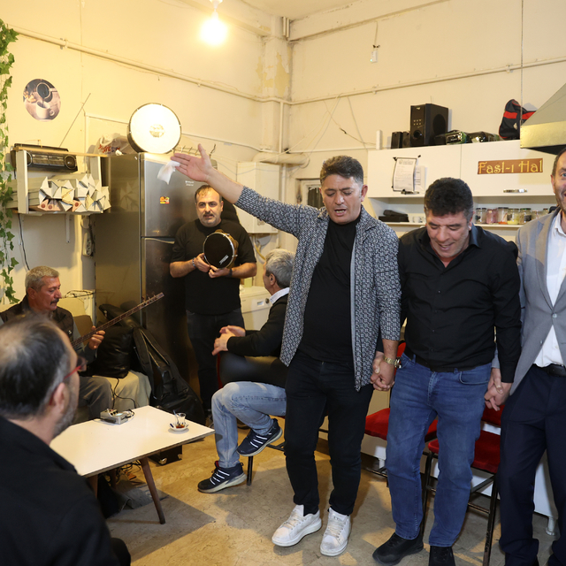 "Müzisyenler kahvesi"nden okey taşı sesi değil, nağmeler yükseliyor