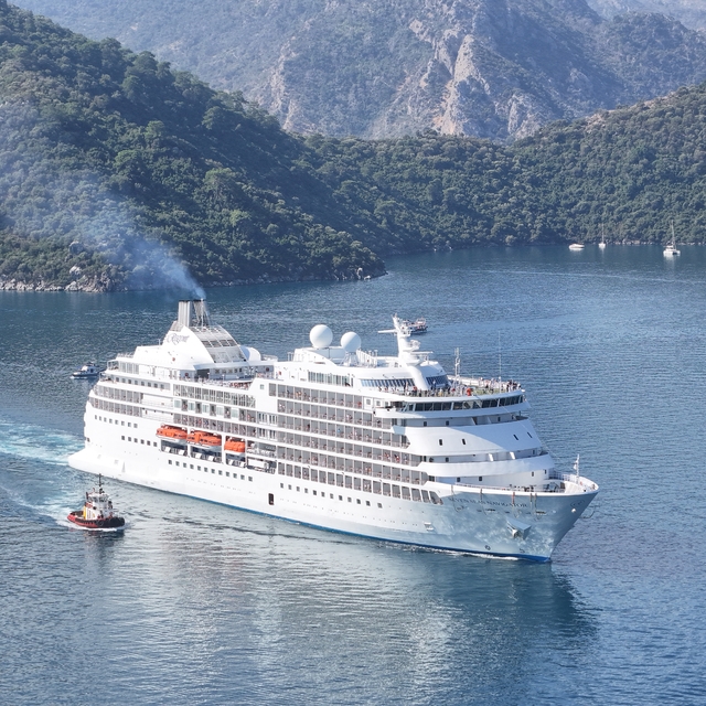 "Seven Seas Navigator" kruvaziyeri 445 yolcusuyla Marmaris'e geldi