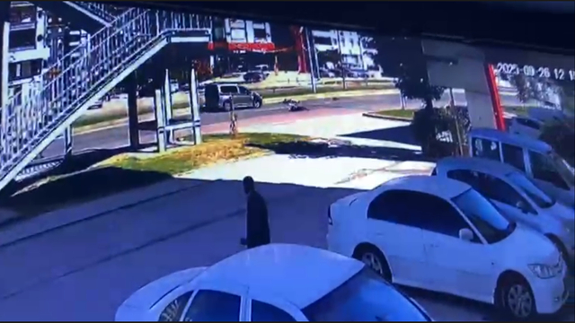 Hafif ticari araç, anne ve 2 çocuğuna çarptı; o anlar kamerada