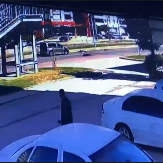 Hafif ticari araç, anne ve 2 çocuğuna çarptı; o anlar kamerada