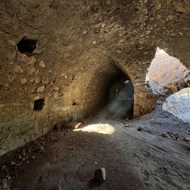 Osmaniye'deki tarihi kalede deprem nedeniyle ara verilen arkeolojik çalışma...