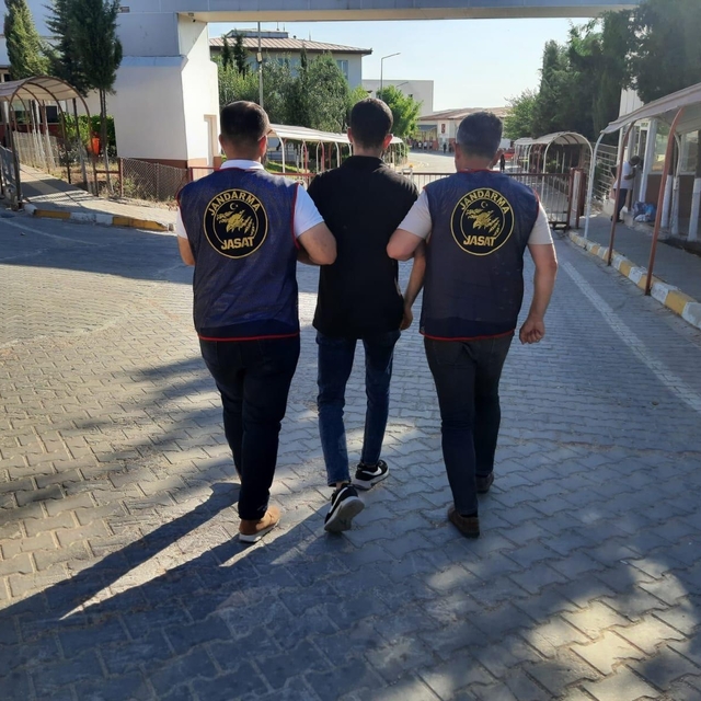Gaziantep'te 20 yıl 2 ay 15 gün kesinleşmiş hapis cezası bulunan firari yak...