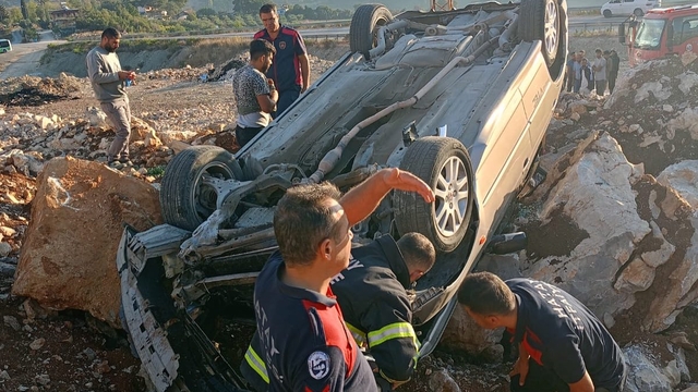 Yayladağı'nda devrilen otomobilin sürücüsü yaralandı