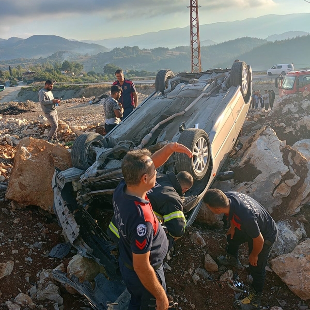 Yayladağı'nda devrilen otomobilin sürücüsü yaralandı