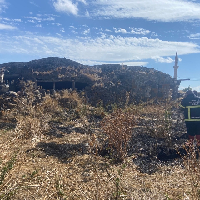 Kars'ta bir evde çıkan yangın diğer evlere ulaşmadan söndürüldü