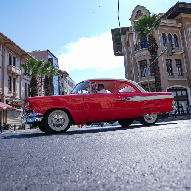 İzmir'de klasik araç tutkunları erkek sağlığına dikkati çekmek için sürüş y...