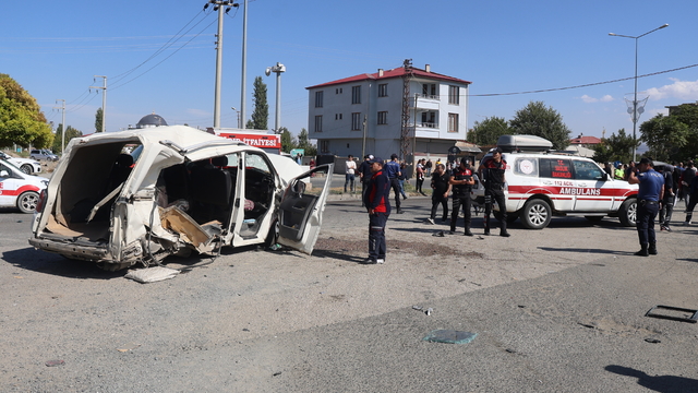 Iğdır'daki trafik kazasında 1'i polis 4 kişi yaralandı