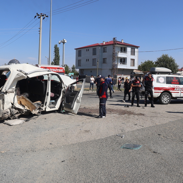 Iğdır'daki trafik kazasında 1'i polis 4 kişi yaralandı