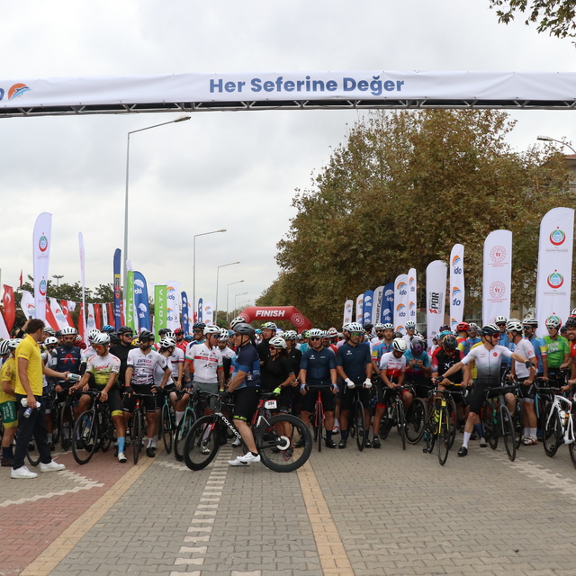 "Gran Fondo Yalova 2025"te dereceye girenlere ödülleri verildi