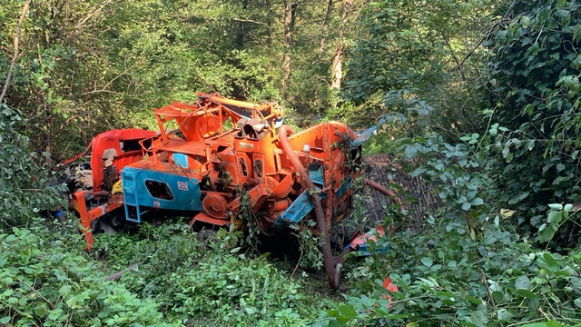 Uçuruma yuvarlanan kamyonun şoförü öldü