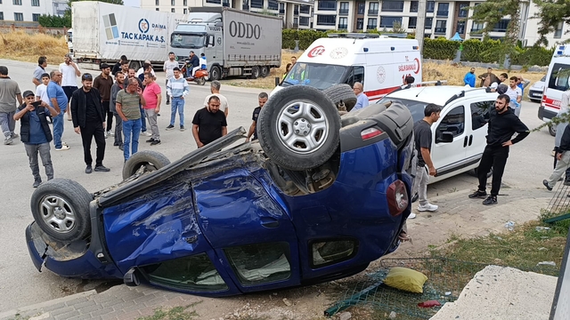 Hafif ticari araçla çarpışan cip takla attı; 3 yaralı