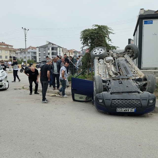 Bursa'da hafif ticari araçla otomobilin çarpıştığı kazada 3 kişi yaralandı