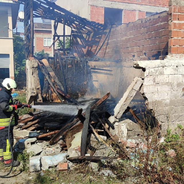 Çarşamba'da odunluk yangını