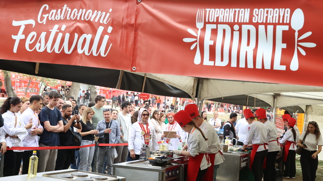 Edirne Gastronomi Festivali'nde aşçı adayları en lezzetli ekşili köfteyi yapmak için yarıştı