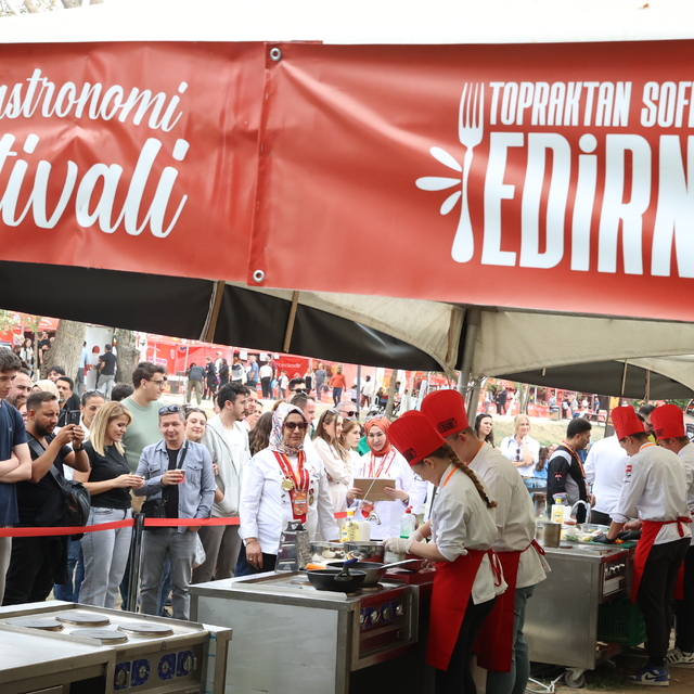 Edirne Gastronomi Festivali'nde aşçı adayları en lezzetli ekşili köfteyi ya...