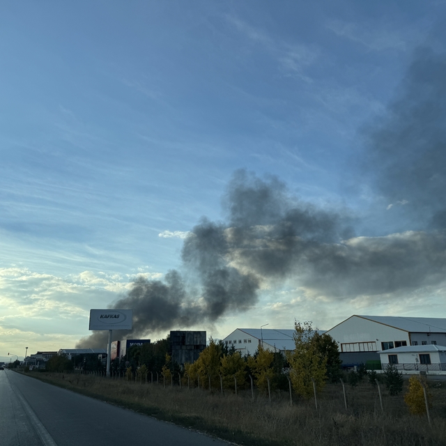 Erzurum'da boya üretim tesisinde çıkan yangına müdahale ediliyor