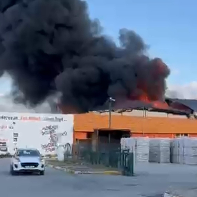 Erzurum'da boya üretim tesislerinde yangın