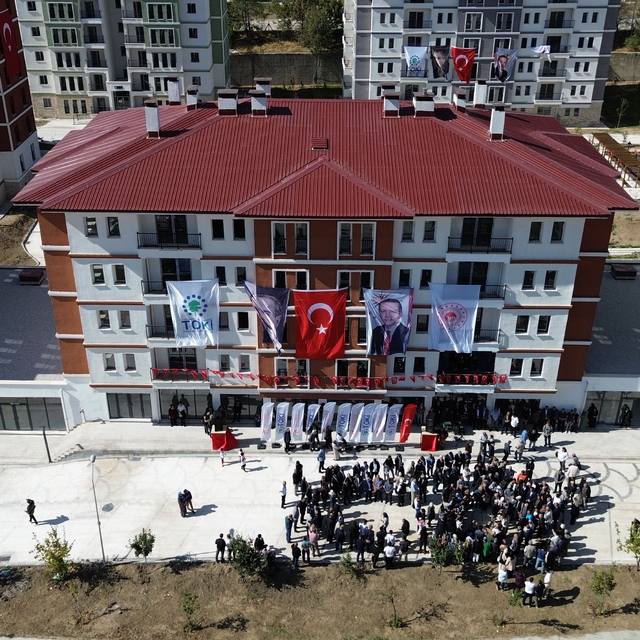 Yozgat'ta yapımı tamamlanan TOKİ konutları hak sahiplerine teslim edildi
