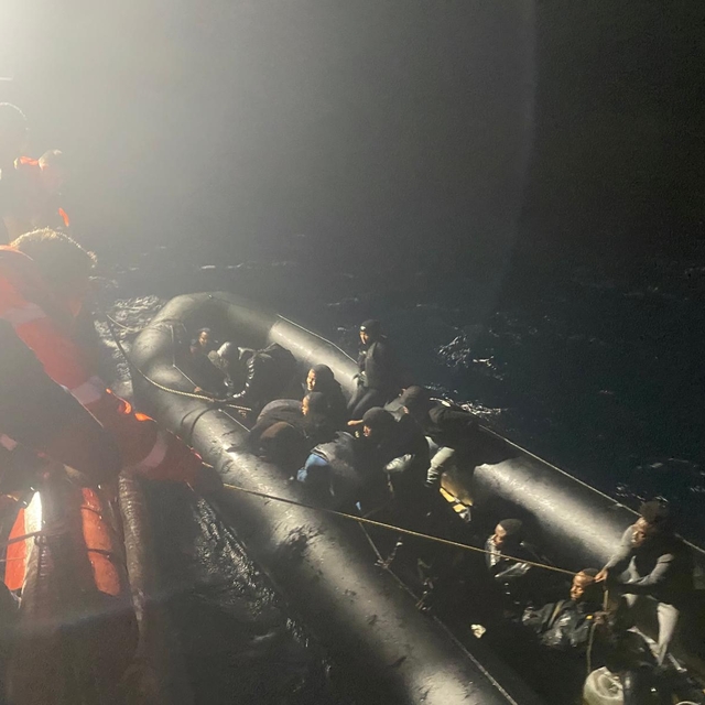 İzmir açıklarında 35 düzensiz göçmen kurtarıldı, 32 düzensiz göçmen yakalan...