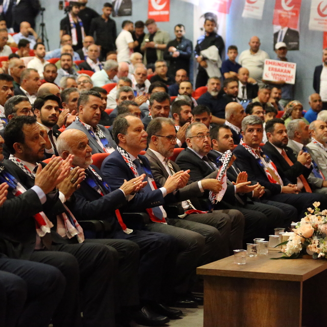 Yeniden Refah Partisi Genel Başkanı Erbakan, partisinin Hatay il kongresind...