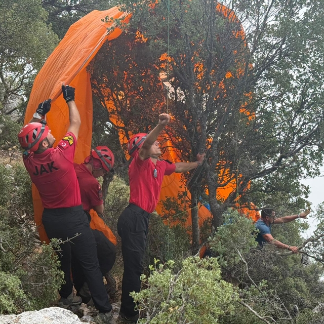 Fethiye'de ormanlık alana düşen iki yamaç paraşütündeki 4 kişi kurtarıldı
