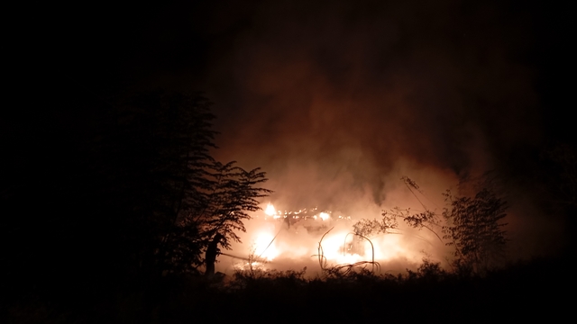 Arsaya bırakılan plastik kasalar yandı