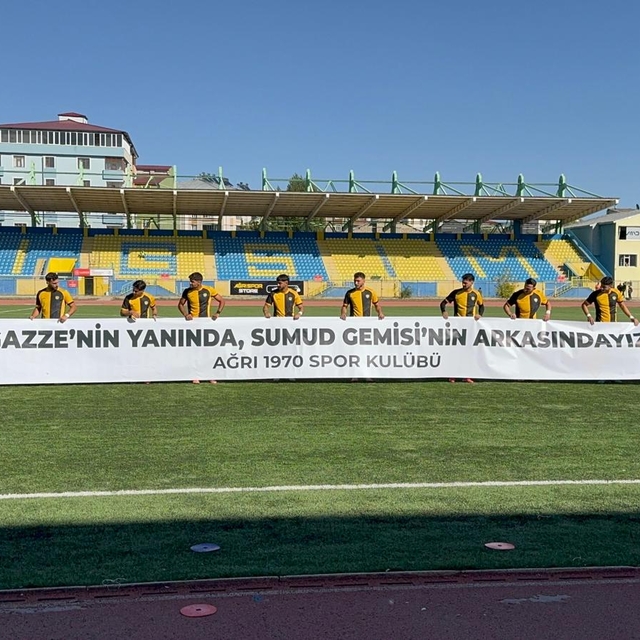 Ağrı 1970 Sporlu futbolculardan Gazze ve Küresel Sumud Filosu'na pankartlı...