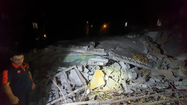 Batman'da 2 katlı metruk bina çöktü