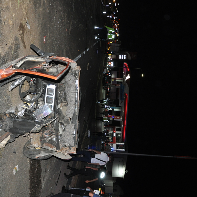 Manisa'da otomobil ile kamyonet çarpıştı: 5 ölü, 6 yaralı