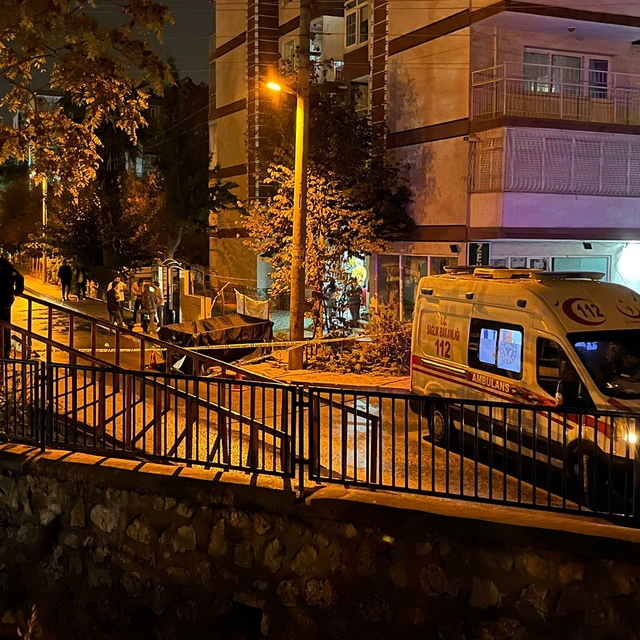 İzmir'de iki grup arasında bıçaklı kavga kamerada; 1 ölü