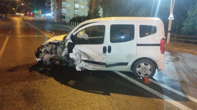 Kocaeli'de hafif ticari araç ile otomobilin çarpıştığı kazada 2 kişi yaralandı